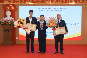 Bà Hoàng Tuyết Ban - Giám đốc Sở GD&ĐT tỉnh Điện Biên trao tặng danh hiệu Chiến sĩ thi đua cấp tỉnh cho 2 cá nhân.