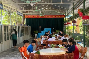 Toàn cảnh thư viện ngoài trời do thầy trò Trường PTDTBT THCS Nà Bủng xã hội hóa trong quá trình triển khai.