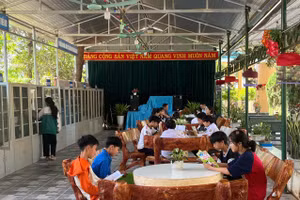 Toàn cảnh thư viện ngoài trời do thầy trò Trường PTDTBT THCS Nà Bủng xã hội hóa trong quá trình triển khai.