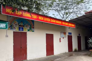 Nhiều công trình trường học đầu tư đã lâu, nay xuống cấp, ảnh hưởng đến quá trình dạy và học.