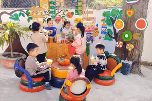 Trẻ trải nghiệm.