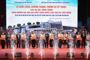 Các đại biểu cắt bằng khánh thành Dự án xây dựng Trụ sở làm việc kết hợp Trung tâm sản xuất chương trình Phát thanh – Truyền hình tỉnh Điện Biên.