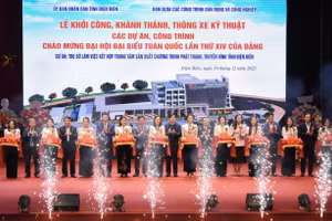 Các đại biểu cắt bằng khánh thành Dự án xây dựng Trụ sở làm việc kết hợp Trung tâm sản xuất chương trình Phát thanh – Truyền hình tỉnh Điện Biên.
