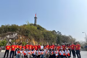 Lớp K75.A07 thăm, thực hiện nghi thức chào cờ tại cột cờ Lũng Cú (Hà Giang).