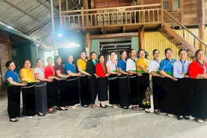 Từ nếp nhà đến sinh hoạt cộng đồng, phụ nữ xã Mường Toong đang lặng lẽ giữ gìn các giá trị văn hóa.