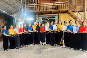 Từ nếp nhà đến sinh hoạt cộng đồng, phụ nữ xã Mường Toong đang lặng lẽ giữ gìn các giá trị văn hóa.