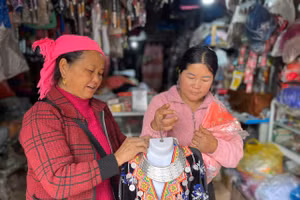 Phụ nữ Mường Toong khẳng định vị thế thông qua hoạt động phát triển kinh tế gia đình.