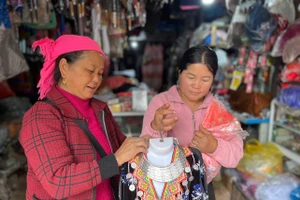 Phụ nữ Mường Toong khẳng định vị thế thông qua hoạt động phát triển kinh tế gia đình.