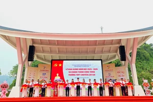 Các đại biểu cắt băng khánh thành công trình Trường THPT Chuyên Lào Cai.