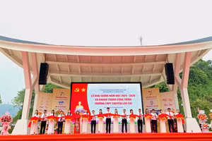 Các đại biểu cắt băng khánh thành công trình Trường THPT Chuyên Lào Cai.