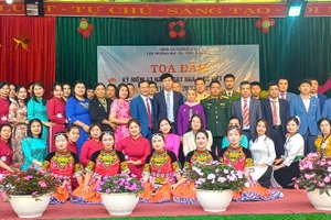 Ông Nguyễn Hữu Đại - Chủ tịch UBND xã Mường Chà (áo đen đứng giữa) chup ảnh cùng các đại biểu dự kỷ niệm Ngày Nhà giáo Việt Nam cùng giáo viên Liên trường Mầm non, Tiểu học, THCS Chà Nưa.