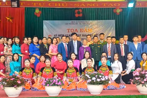 Ông Nguyễn Hữu Đại - Chủ tịch UBND xã Mường Chà (áo đen đứng giữa) chup ảnh cùng các đại biểu dự kỷ niệm Ngày Nhà giáo Việt Nam cùng giáo viên Liên trường Mầm non, Tiểu học, THCS Chà Nưa.