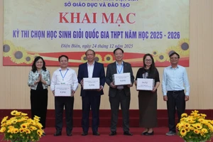 Sở Giáo dục Điện Biên tặng quà lưu niệm cho các đơn vị.