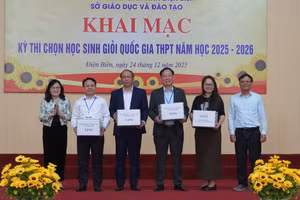 Sở Giáo dục Điện Biên tặng quà lưu niệm cho các đơn vị.