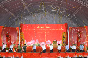 Tổng Bí thư cùng các đại biểu thực hiện nghi thức khởi công dự án.