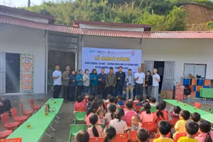 Các đại biểu cùng đại diện giáo viên nhà trường chụp ảnh lưu niệm tại lễ bàn giao, khánh thành công trình.