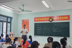 Thầy trò các trường khu vực biên giới tận dụng tối đa thời gian còn lại để ôn tập.