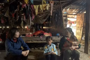 Giáo viên trường PTDTBT TH Leng Su Sìn tham gia điều tra phổ cập giáo dục - xóa mù chữ.