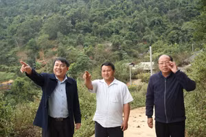 Nhân dân phấn khởi khi được đầu tư điện lưới quốc gia.