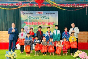 Nhà báo Triệu Ngọc Lâm, Tổng Biên tập Báo Giáo dục và Thời đại (ngoài cùng bên phải) cùng ông Lê Quang Vinh, Phó Giám đốc Sở GD&ĐT tỉnh Điện Biên trao học bổng cho học sinh trên địa bàn xã.