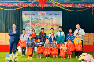 Nhà báo Triệu Ngọc Lâm, Tổng Biên tập Báo Giáo dục và Thời đại (ngoài cùng bên phải) cùng ông Lê Quang Vinh, Phó Giám đốc Sở GD&ĐT tỉnh Điện Biên trao học bổng cho học sinh trên địa bàn xã.