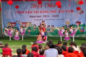 Tiết mục nhảy hiện đại kết hợp erobic “Bắc Kim Thang + Mái trường em học bao điều hay” trong phần thi bé vui khỏe.