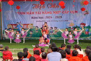 Tiết mục nhảy hiện đại kết hợp erobic “Bắc Kim Thang + Mái trường em học bao điều hay” trong phần thi bé vui khỏe.