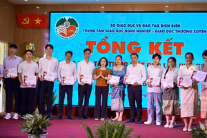Đại diện Trung tâm GDNN-GDTX 1 tỉnh Điện Biên tặng giấy khen cho các lưu học sinh Lào đạt thành tích xuất sắc.