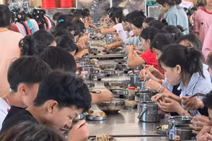 Bữa ăn trưa ngày 23/9 của học sinh Trường PTDTNT THPT Mường Nhé.