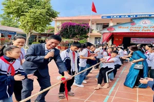 Nụ cười hạnh phúc của thầy và trò.