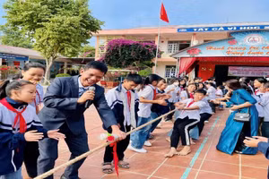 Nụ cười hạnh phúc của thầy và trò.