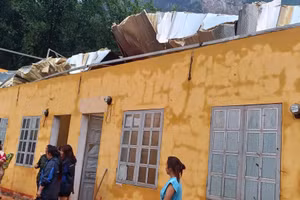 Mái tôn của nhà ở công vụ cho giáo viên Phân hiệu mầm non Phìn Chư 3 bị tốc mái hoàn toàn do mưa to kèm dông lốc.