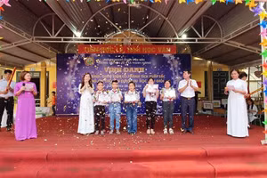 Vinh danh những học sinh xuất sắc.