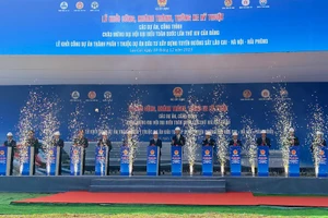 Các đại biểu thực hiện nghi thức khởi công.