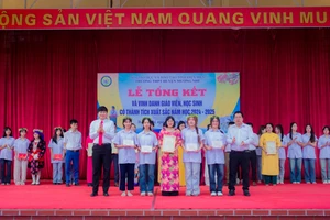 Cô Trần Thị Nam (đứng giữa) được vinh danh tại Lễ Tổng kết năm học 2024-2025.
