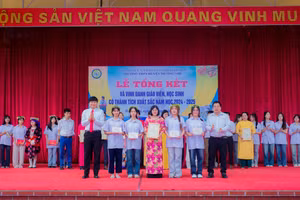 Cô Trần Thị Nam (đứng giữa) được vinh danh tại Lễ Tổng kết năm học 2024-2025.