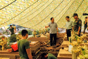 Ông Nguyễn Tiến Đạt - Giám đốc Sở Nội vụ tỉnh Điện Biên (đứng giữa).