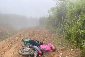 Cô giáo Cà Thị Phương (Trường Mầm non Tìa Dình) trên đường vào bản Va B dạy học.