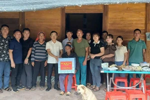 Cán bộ xã Sín Thầu thăm, tặng quà động viên gia đình chính sách.