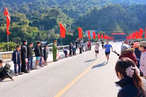 Các vận động viên về đích trong giải điền kinh thuộc khuôn khổ Đại hội Thể dục Thể thao do xã Mường Tùng tổ chức.