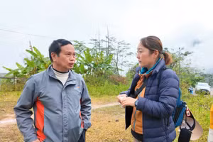 Cán bộ của Tổ chức Tầm nhìn Thế giới Nhật Bản đi thực tế tại xã Mường Tùng.