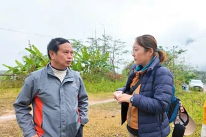 Cán bộ của Tổ chức Tầm nhìn Thế giới Nhật Bản đi thực tế tại xã Mường Tùng.