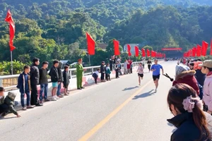 Các vận động viên về đích trong giải điền kinh thuộc khuôn khổ Đại hội Thể dục Thể thao do xã Mường Tùng tổ chức.