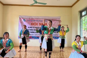 Phụ nữ từ đối tượng chịu tác động đến lực lượng nòng cốt trong tuyên truyền xóa bỏ hủ tục.