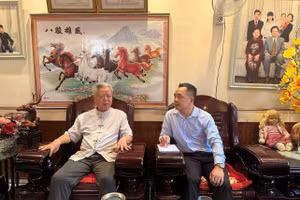 Ông Hà Quý Minh (bên trái) kể lại về những ngày tháng gian khó của giáo dục Điện Biên.