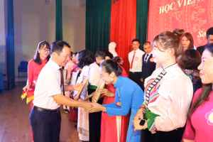 Ông Cầm Văn An (ngoài cùng bên trái) trao chứng nhận cho học viên đạt danh hiệu học viên giỏi Lý luận Chính trị năm 2024 tại tỉnh Sơn La.