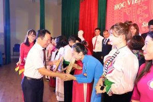 Ông Cầm Văn An (ngoài cùng bên trái) trao chứng nhận cho học viên đạt danh hiệu học viên giỏi Lý luận Chính trị năm 2024 tại tỉnh Sơn La.