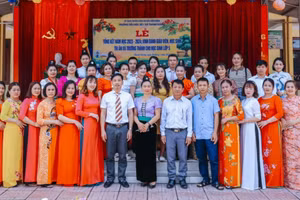 Đại biểu cùng tập thể sư phạm nhà trường trong buổi tổng kết năm học.