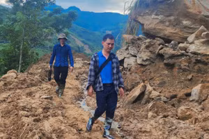 Anh Lê Trung Kiên (đi sau) cùng ê kíp của Đài Phát thanh -Truyền hình Lào Cai di chuyển đến Làng Nủ sau thảm họa để tác nghiệp.