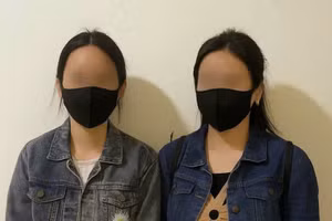 Hai cô gái vừa được giải cứu.